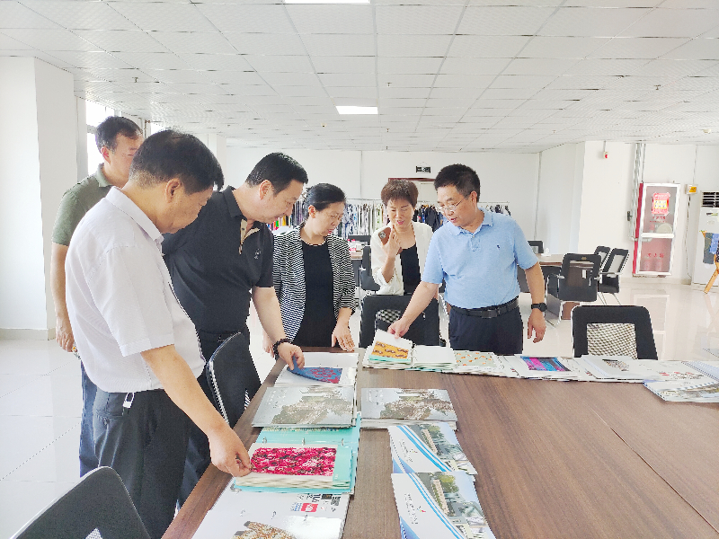 河南省工信廳副廳長(zhǎng)常繼紅，河南省服裝協(xié)會(huì)常務(wù)會(huì)長(zhǎng)袁建龍等多位領(lǐng)導(dǎo)一行蒞臨飛鷺參觀(guān)調(diào)研